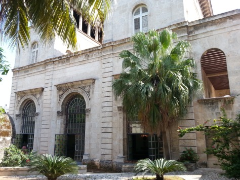 Muzeum jest usytuowane w pięknym neorenesansowym pałacu, projektu Evelio Govantesa i Félixa Cabarrocasa. Pałac należał przez dłuższy czas do Orestesa Ferrary.