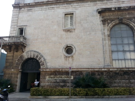 Wejście do Museo napoleonico w Havanie, przy ul. San Miguel, w śródmieściu stolicy Kuby. Stąd jest niecałe 100 metrów do budynków głównych uniwersytetu.
